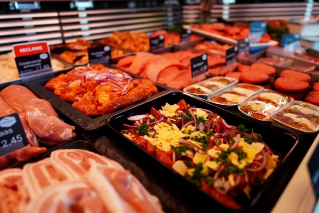 Vitrine met speklappen biefstuk reepjes hamburgers