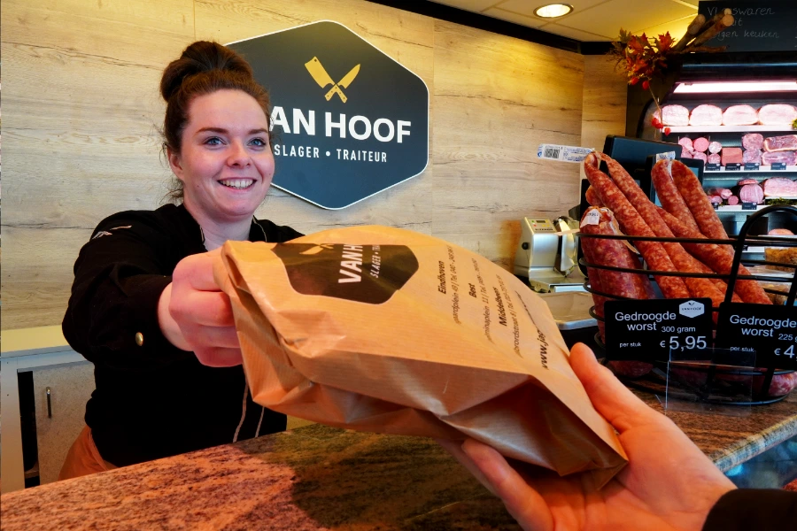 medewerker van hoof slagerij traiteur